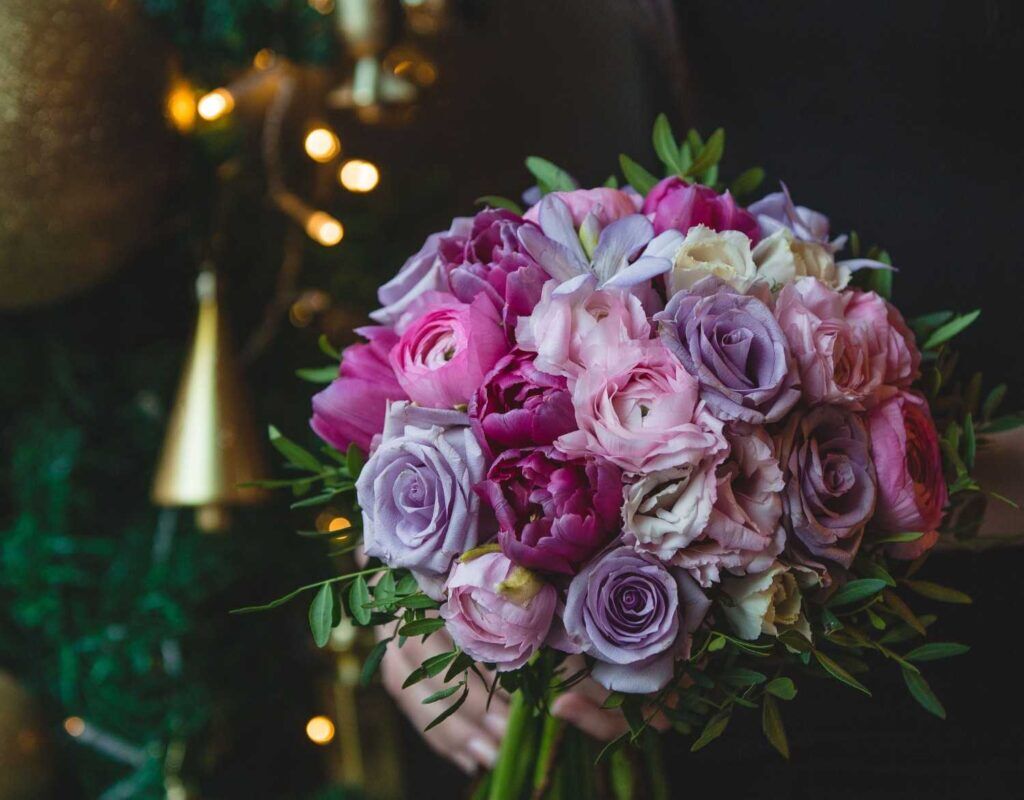 A violet pink tone flowers bouquet, giving a premium bouquet feel.